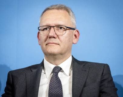 Andreas Wirsching Buchpräsentation im Bundesministerium des Innern. Die Buchvorstellung Hüter der Ordnung. Die Innenministerien in Bonn und Ost-Berlin nach dem Nationalsozialismus wurde von einem mehrköpfigen Forschungsgruppe unter Leitung von Frank Bösch und Andreas Wirsching erarbeitet. Die Forschungsgruppe untersucht seit Dezember 2014 die Geschichte der Ministerien. Sie ist an drei Standorten tätig:am Institut für Zeitgeschichte München-Berlin (IfZ) in München sowie an der Abteilung Berlin des IfZ und am Zentrum für Zeithistorische Forschung (ZZF) in Potsdam.