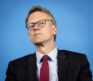 Frank Bösch Buchpräsentation im Bundesministerium des Innern. Die Buchvorstellung Hüter der Ordnung. Die Innenministerien in Bonn und Ost-Berlin nach dem Nationalsozialismus wurde von einem mehrköpfigen Forschungsgruppe unter Leitung von Frank Bösch und Andreas Wirsching erarbeitet. Die Forschungsgruppe untersucht seit Dezember 2014 die Geschichte der Ministerien. Sie ist an drei Standorten tätig:am Institut für Zeitgeschichte München-Berlin (IfZ) in München sowie an der Abteilung Berlin des IfZ und am Zentrum für Zeithistorische Forschung (ZZF) in Potsdam.