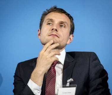 Martin Diebel Buchpräsentation im Bundesministerium des Innern. Die Buchvorstellung Hüter der Ordnung. Die Innenministerien in Bonn und Ost-Berlin nach dem Nationalsozialismus wurde von einem mehrköpfigen Forschungsgruppe unter Leitung von Frank Bösch und Andreas Wirsching erarbeitet. Martin Diebel ist Autor und Mitglied der Forschungsgruppe. Die Forschungsgruppe untersucht seit Dezember 2014 die Geschichte der Ministerien. Sie ist an drei Standorten tätig:am Institut für Zeitgeschichte München-Berlin (IfZ) in München sowie an der Abteilung Berlin des IfZ und am Zentrum für Zeithistorische Forschung (ZZF) in Potsdam.