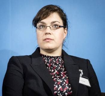 Irina Stange Buchpräsentation im Bundesministerium des Innern. Die Buchvorstellung Hüter der Ordnung. Die Innenministerien in Bonn und Ost-Berlin nach dem Nationalsozialismus wurde von einem mehrköpfigen Forschungsgruppe unter Leitung von Frank Bösch und Andreas Wirsching erarbeitet. Irina Stange ist Autorin und Mitglied der Forschungsgruppe. Die Forschungsgruppe untersucht seit Dezember 2014 die Geschichte der Ministerien. Sie ist an drei Standorten tätig:am Institut für Zeitgeschichte München-Berlin (IfZ) in München sowie an der Abteilung Berlin des IfZ und am Zentrum für Zeithistorische Forschung (ZZF) in Potsdam.