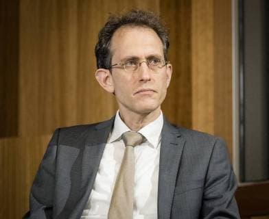Frieder Günther Buchpräsentation im Bundesministerium des Innern. Die Buchvorstellung Hüter der Ordnung. Die Innenministerien in Bonn und Ost-Berlin nach dem Nationalsozialismus wurde von einem mehrköpfigen Forschungsgruppe unter Leitung von Frank Bösch und Andreas Wirsching erarbeitet. Frieder Günther ist Autor und Mitglied der Forschungsgruppe. Die Forschungsgruppe untersucht seit Dezember 2014 die Geschichte der Ministerien. Sie ist an drei Standorten tätig:am Institut für Zeitgeschichte München-Berlin (IfZ) in München sowie an der Abteilung Berlin des IfZ und am Zentrum für Zeithistorische Forschung (ZZF) in Potsdam.