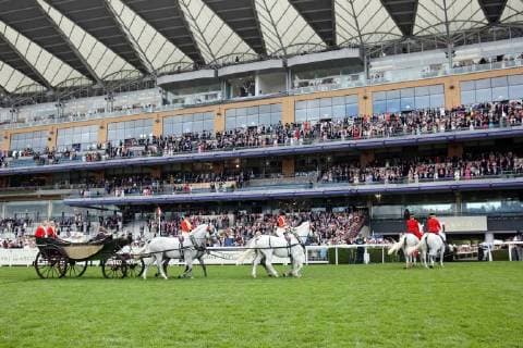 20.06.2018, Royal Ascot, Windsor, GBR, GROSSBRITANNIEN - Royal Procession. Queen Elizabeth the Second arriving at the racecourse. Ascot racecourse. (Kutsche, Zuschauer, Besucher, Publikum) 180620D471ROYAL_ASCOT.JPG *** 20 06 2018 Royal Ascot Windsor GBR UK Royal Procession Queen Elizabeth at the racecourse Ascot racecourse carriage spectator visitor audience 180620D471ROYAL ASCOT JPG
