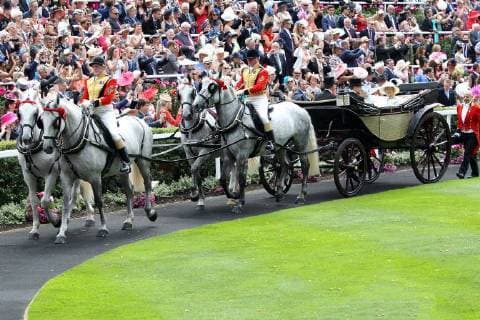 20.06.2018, Royal Ascot, Windsor, GBR, GROSSBRITANNIEN - Royal Procession. Queen Elizabeth the Second arriving at the racecourse. Ascot racecourse. (Kutsche, Zuschauer, Besucher, Publikum) 180620D473ROYAL_ASCOT.JPG *** 20 06 2018 Royal Ascot Windsor GBR UK Royal Procession Queen Elizabeth the Second arriving at the racecourse Ascot racecourse carriage spectator visitor audience 180620D473ROYAL ASCOT JPG