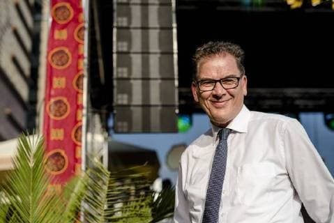 Gerd Müller - Afrikafest bei Universal Music Bundesminister für wirtschaftliche Zusammenarbeit und Entwicklung - Gerd Müller hält eine Eröffnungsredeauf dem Afrikafest bei Universal Music. Das Label Afroforce1 Records - feiert New Beats of Africa. Junge Musiker noch relativ unbekannt in Deutschland, zeigen auf der Hausparty von Universal Music ihr Können. Beats und Dance liegt allen im Blut.