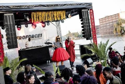 Afrikafest bei Universal Music Das Label Afroforce1 Records - feiert New Beats of Africa. Junge Musiker noch relativ unbekannt in Deutschland, zeigen auf der Hausparty von Universal Music ihr Können. Beats und Dance liegt allen im Blut.