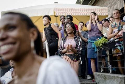 Afrikafest bei Universal Music Das Label Afroforce1 Records - feiert New Beats of Africa. Junge Musiker noch relativ unbekannt in Deutschland, zeigen auf der Hausparty von Universal Music ihr Können. Beats und Dance liegt allen im Blut.
