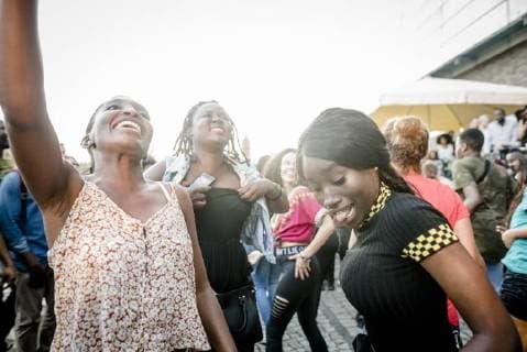 Afrikafest bei Universal Music Das Label Afroforce1 Records - feiert New Beats of Africa. Junge Musiker noch relativ unbekannt in Deutschland, zeigen auf der Hausparty von Universal Music ihr Können. Beats und Dance liegt allen im Blut.