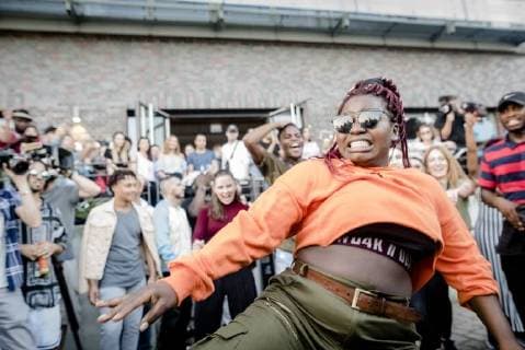 Afrikafest bei Universal Music Das Label Afroforce1 Records - feiert New Beats of Africa. Junge Musiker noch relativ unbekannt in Deutschland, zeigen auf der Hausparty von Universal Music ihr Können. Beats und Dance liegt allen im Blut.