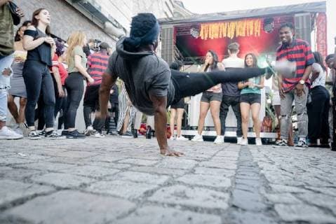 Afrikafest bei Universal Music Das Label Afroforce1 Records - feiert New Beats of Africa. Junge Musiker noch relativ unbekannt in Deutschland, zeigen auf der Hausparty von Universal Music ihr Können. Beats und Dance liegt allen im Blut.