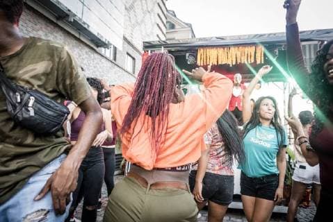 Afrikafest bei Universal Music Das Label Afroforce1 Records - feiert New Beats of Africa. Junge Musiker noch relativ unbekannt in Deutschland, zeigen auf der Hausparty von Universal Music ihr Können. Beats und Dance liegt allen im Blut.