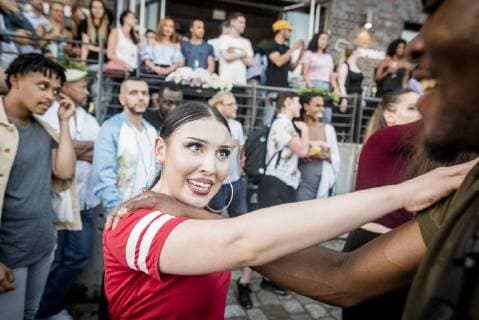 Afrikafest bei Universal Music Das Label Afroforce1 Records - feiert New Beats of Africa. Junge Musiker noch relativ unbekannt in Deutschland, zeigen auf der Hausparty von Universal Music ihr Können. Beats und Dance liegt allen im Blut.