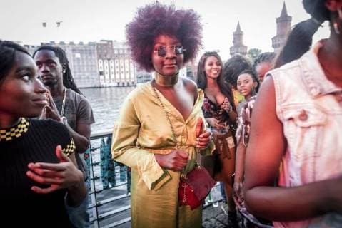 Afrikafest bei Universal Music Das Label Afroforce1 Records - feiert New Beats of Africa. Junge Musiker noch relativ unbekannt in Deutschland, zeigen auf der Hausparty von Universal Music ihr Können. Beats und Dance liegt allen im Blut.