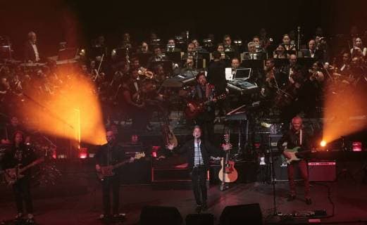 British musician and composer Alan Parsons (C) performs on stage during his tour Alan Parsons Symphonic Project at the National Auditorium in Mexico City, Mexico, 20 June 2018. Concert of the British musician Alan Parsons in Mexico City !ACHTUNG: NUR REDAKTIONELLE NUTZUNG!  Copyright: xMARIOxGUZMANx MEX12 20180621-636651574531493728