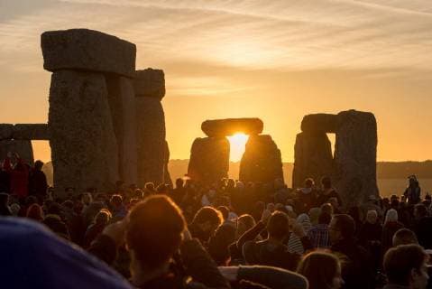 News Bilder des Tages June 21, 2018 - Amesbury, Wiltshire, UK - Amesbury, Wiltshire UK. Stonehenge Summer Solstice. An estimated 9500 people gather at the ancient monument of Stonehenge to celebrate the dawn and sunrise on the longest day of the year and the official start of summer. English Heritage provide free public access to the stones each year for the solstice. Amesbury UK  - ZUMAl94_ 20180621_zaf_l94_509 Copyright: xSimonxChapmanx