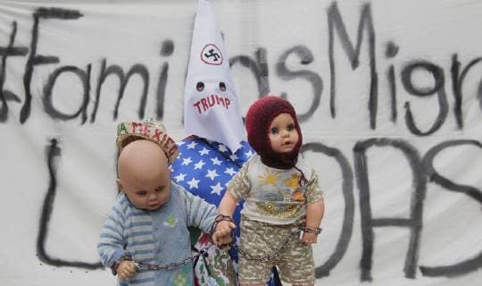 A hooded person holds two dolls during a protest in front of the US Embassy against the policy of separation of migrant families applied by Washington, in Mexico City, Mexico, 21 June 2018. US president Donald J. Trump signed an executive order on 20 June to end the separation of immigrant children from their parents on the border with Mexico. Mexicans protest against separation of immigrant children from their parents on border with US !ACHTUNG: NUR REDAKTIONELLE NUTZUNG!  Copyright: xMARIOxGUZMANx MEX001 20180622-636652366685386912