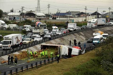 News Bilder des Tages Mexiko: mit Kohl beladener Lkw kippt um June 21, 2018 - EUM20180621SOC02.JPG .CIUDAD DE MEXICO. AccidentAccidente-Volcadura. 21 de junio de 2018. Un trailer que transportaba tomate se volco en el kilometro 34 del Circuito Exterior Mexiquense, luego de que chocara contra un automovil y una camioneta del trasporte publico que habian tenido un percance previo y esperaban a sus aseguradoras. Foto: Agencia EL UNIVERSALArmando MartinezEELG Copyright: xElxUniversalx