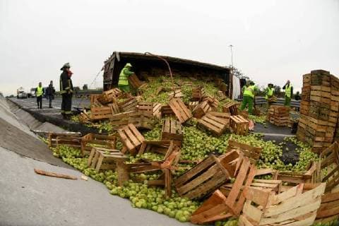 Mexiko: mit Kohl beladener Lkw kippt um June 21, 2018 - EUM20180621SOC01.JPG .CIUDAD DE MEXICO. AccidentAccidente-Volcadura. 21 de junio de 2018. Un trailer que transportaba tomate se volco en el kilometro 34 del Circuito Exterior Mexiquense, luego de que chocara contra un automovil y una camioneta del trasporte publico que habian tenido un percance previo y esperaban a sus aseguradoras. Foto: Agencia EL UNIVERSALArmando MartinezEELG Copyright: xElxUniversalx
