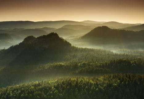 Morgenstimmung im Elbsandsteingebirge, Aussicht auf die Lorenzsteine im Gegenlicht, Nebel steigt auf, Nationalpark Sächsische Schweiz, Sachsen, Deutschland, Europa Copyright: imageBROKER/AndreasxVitting iblavi04703008.jpg
