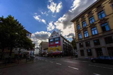 Eine riesige Deutschland-Fahne mit einer Größe von ca. 100 Quadratmetern hängt an anläßlich der Fußball-WM 2018 in Russland an einer Hausfassade in Köln. Riesige Deutschlandfahne