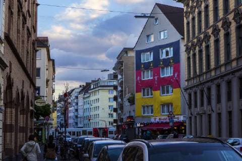 Eine riesige Deutschland-Fahne mit einer Größe von ca. 100 Quadratmetern hängt an anläßlich der Fußball-WM 2018 in Russland an einer Hausfassade in Köln. Riesige Deutschlandfahne