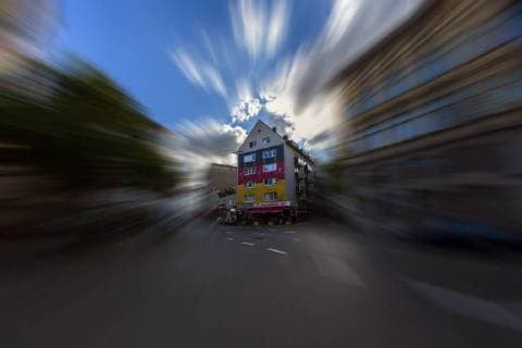 Eine riesige Deutschland-Fahne mit einer Größe von ca. 100 Quadratmetern hängt an anläßlich der Fußball-WM 2018 in Russland an einer Hausfassade in Köln. Riesige Deutschlandfahne