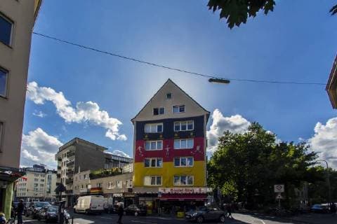 Eine riesige Deutschland-Fahne mit einer Größe von ca. 100 Quadratmetern hängt an anläßlich der Fußball-WM 2018 in Russland an einer Hausfassade in Köln. Riesige Deutschlandfahne