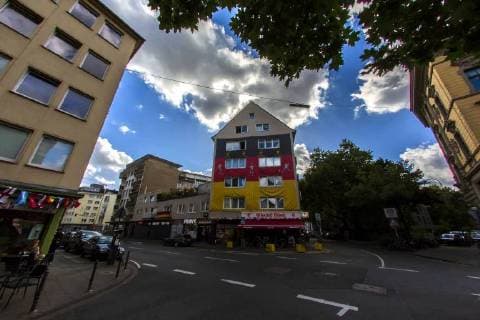 Eine riesige Deutschland-Fahne mit einer Größe von ca. 100 Quadratmetern hängt an anläßlich der Fußball-WM 2018 in Russland an einer Hausfassade in Köln. Riesige Deutschlandfahne