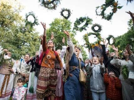 Bilder des Tages (180622) -- VILNIUS, June 22, 2018 -- People participate in a celebration of Rasos Festival in Vilnius, Lithuania, on June 22, 2018. Rasos Festival is the solstice celebration in Lithuania. People wearing traditional clothes and wreaths sing and dance during a fire ceremony to celebrate the festival. ) LITHUANIA-VILNIUS-RASOS FESTIVAL AlfredasxPliadis 