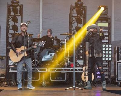 Bilder des Tages June 22, 2018 - Chicago, Illinois, U.S - CHRIS LUCAS and PRESTON BRUST of LoCash during Country LakeShake Music Festival at Huntington Bank Pavilion at Northerly Island in Chicago, Illinois Chicago U.S. - ZUMAs135 20180622_zap_s135_513 Copyright: xDanielxDeSloverx