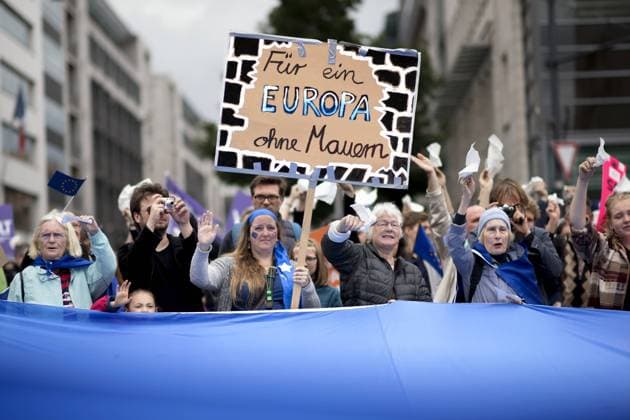 March for a New Europe DEU, Deutschland, Germany, Berlin, 23.06.2018 Demonstranten mit Plakat Fuer ein Europa ohne Mauern und EU-Fahne auf der Demonstration March for a New Europe, Marsch fuer ein neues Europa, von der European Movement und von der Bewegung Pulse of Europe, Puls von Europa, beeinflusst unter dem Motto Zeichen setzen fuer die Zukunft Europas in Berlin. Der March for Europe erinnert an den Jahrestag vom Brexit Beschluss und an die Europaeischen Vertraege, spaeter die Grundlage der Europaeischen Union. Ausloeser von Puls von Europa war das Brexit Referendum und die US-Wahl in 2016 und richtet sich gegen Nationalismus, Isolation und Rechte Bewegungen in Europa. Supporters and Demonstrants with poster For a Europe without Walls and EU flag at a rally March for a New Europe by the European Movement inspired by the movement for