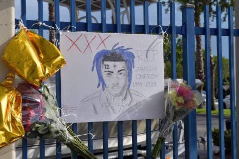 Entertainment Themen der Woche KW25 Entertainment Bilder des Tages DEERFIELD BEACH, FL - JUNE 23:Hip-hop mourns rapper XXXTentacion after fatal shooting at roadside memorial. The Rapper Jahseh Dwayne Onfroy, who performed under the name Xxxtentacion was shot, June 18, 2018 on June 23, 2018 in Deerfield Beach, Florida...People: xxtentacion..Transmission Ref: FLXX..Must call if interested.Michael Storms.Storms Media Group Inc..305-632-3400 - Cell.305-513-5783 - Fax.MikeStorm@aol.com.www.StormsMediaGroup.com Deerfield Beach United States Of America - ZUMAs214 20180623_zba_s214_015 Copyright: xSMGx