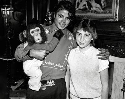 Michael Jackson, poses with 14-year-old fan and his pet chimpanzee Bubbles at the Neverland Ranch circa 1986 File Reference 33595_499THA Hollywood CA USA  Copyright: xCinemaxPublishersxCollection ThexHollywoodxArchivex 33595_499THA