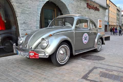 Der Volkswagen VW Kaefer (VW Typ 1) ist ein Pkw-Modell der unteren Mittelklasse mit luftgekuehltem Vierzylinder-Boxermotor und Heckantrieb, das von Ende 1938 bis Sommer 2003 gebaut wurde. Mit ueber 21,5 Millionen Fahrzeugen war der Kaefer das meistverkaufte Automobil der Welt, bevor er im Juni 2002 vom VW Golf uebertroffen wurde. Alter Kaefer mit H-Kennzeichen bei einer Classic-Rallye in Regensburg (Fahrer: Florian Meier, Beifahrer: Larissa Unger)