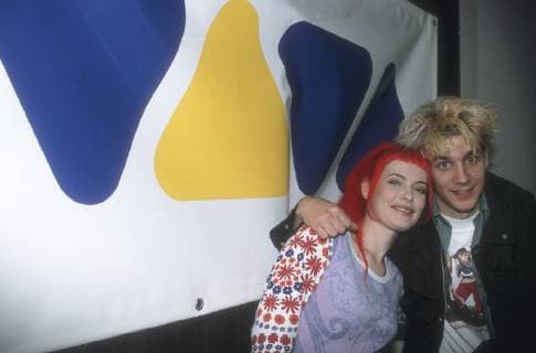Enie van de Meiklokjes mit Tobias Schlegl 04 98 pp Moderation Fernsehen TV Musik VJ Musik Videojockey VIVA TV leger stehend umarmend Logo halb quer