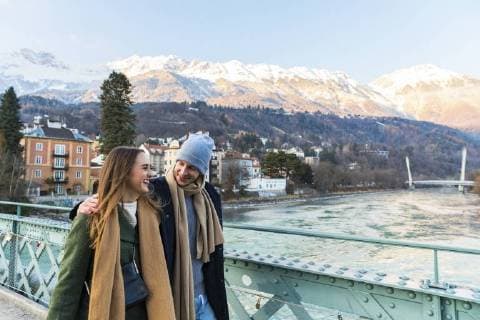 Austria, Innsbruck, happy young couple strolling together in winter model released Symbolfoto  WPEF00223