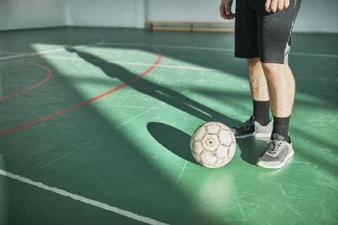 IMAGO Creative, Neujahr, Vorsätze, Sport Close-up of indoor soccer player with ball model released Symbolfoto property released  ZEDF01421