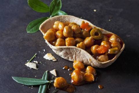 IMAGO Nature: Unsere Erde, Klimawandel, Ernährung, Pflanzen der Zukunft, Kichererbse Chick-pea stew with green olives in edible bowl  CSF29149