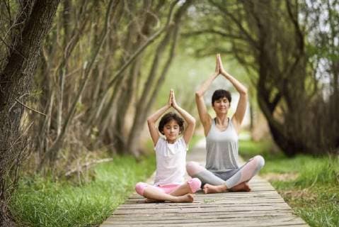 Mother and daughter doing yoga on boardwalk model released Symbolfoto  JSMF00189