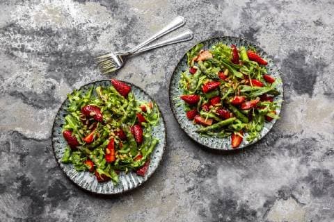 Salad of green asparagus, rocket, strawberries and pine nuts  SARF03711