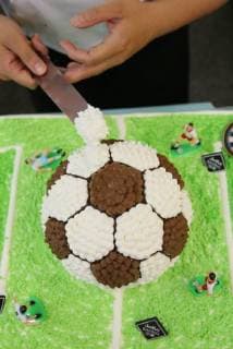 China: Football shaped cake Bakers make a World Cup themed cake at a bakery in Nantong, east China s Jiangsu Province. People can see football and football field at the cake. CHINA OUT Nantong Nantong China  XuxCongjun