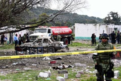 Mexiko, Explosion in Tultepec June 25, 2018 - EUM20180625NAC10.JPG.TULTEPEC, Mex., Explosion-Edomex.- 25 de junio 2018. La explosion en cadena registrada la tarde del lunes en la zona de talleres de pirotecnia de La Saucera, en este municipio del Estado de Mexico, dejo un artesano muerto y seis mas lesionados, al lugar acudieron los cuerpos de emergencia. Foto: Agencia EL UNIVERSALArmando MartinezRCC. Copyright: xElxUniversalx