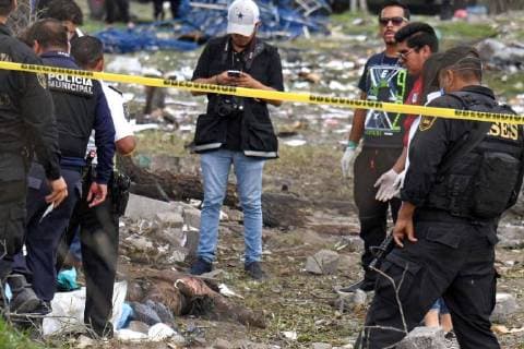 Mexiko, Explosion in Tultepec June 25, 2018 - EUM20180625NAC11.JPG.TULTEPEC, Mex., Explosion-Edomex.- 25 de junio 2018. La explosion en cadena registrada la tarde del lunes en la zona de talleres de pirotecnia de La Saucera, en este municipio del Estado de Mexico, dejo un artesano muerto y seis mas lesionados, al lugar acudieron los cuerpos de emergencia. Foto: Agencia EL UNIVERSALArmando MartinezRCC. Copyright: xElxUniversalx