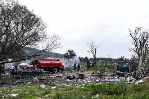 Mexiko, Explosion in Tultepec June 25, 2018 - EUM20180625NAC14.JPG.TULTEPEC, Mex., Explosion-Edomex.- 25 de junio 2018. La explosion en cadena registrada la tarde del lunes en la zona de talleres de pirotecnia de La Saucera, en este municipio del Estado de Mexico, dejo una persona muerta y varias lesionadas, al lugar acudieron los cuerpos de emergencia. Foto: Agencia EL UNIVERSALArmando MartinezRCC. Copyright: xElxUniversalx