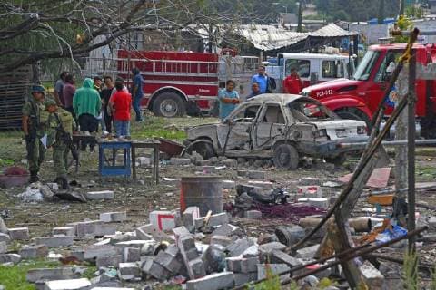 News Bilder des Tages Mexiko, Explosion in Tultepec June 25, 2018 - EUM20180625NAC13.JPG.TULTEPEC, Mex., Explosion-Edomex.- 25 de junio 2018. La explosion en cadena registrada la tarde del lunes en la zona de talleres de pirotecnia de La Saucera, en este municipio del Estado de Mexico, dejo una persona muerta y varias lesionadas, al lugar acudieron los cuerpos de emergencia. Foto: Agencia EL UNIVERSALArmando MartinezRCC. Copyright: xElxUniversalx