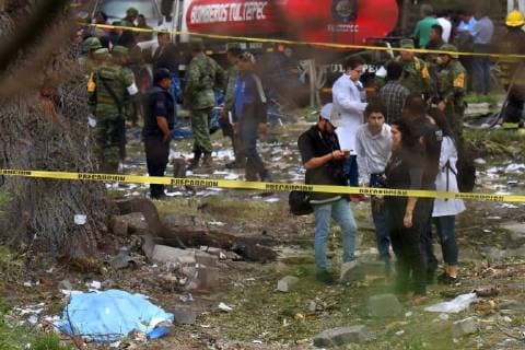 Mexiko, Explosion in Tultepec June 25, 2018 - EUM20180625NAC12.JPG.TULTEPEC, Mex., Explosion-Edomex.- 25 de junio 2018. La explosion en cadena registrada la tarde del lunes en la zona de talleres de pirotecnia de La Saucera, en este municipio del Estado de Mexico, dejo una persona muerta y varias lesionadas, al lugar acudieron los cuerpos de emergencia. Foto: Agencia EL UNIVERSALArmando MartinezRCC. Copyright: xElxUniversalx