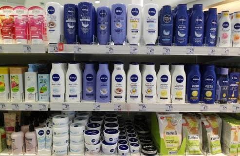 Düsseldorf, Deutschland, Internationaler Flughafen. Nivea Pflegeprodukte in einem DM - Markt in Düsseldorf am 07.01.2017