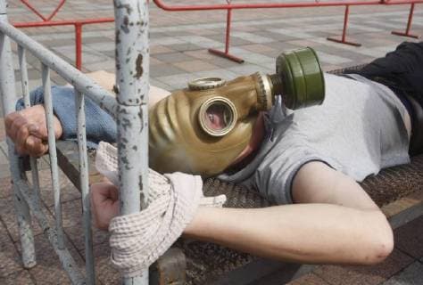 News Bilder des Tages June 26, 2018 - Kiev, Ukraine - An activist takes part in a performance as he protests against torture on the International Day in Support of Victims of Torture near the Ukrainian parliament in Kiev, Ukraine, 26 June, 2018 Kiev Ukraine  - ZUMAn230 20180626_zaa_n230_507 Copyright: xStrx