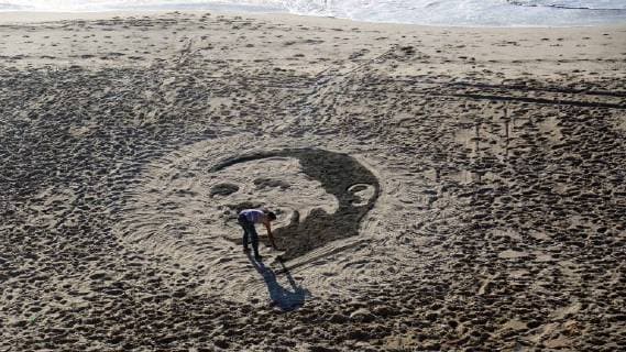 June 26, 2018 - Gaza City, Gaza Strip, Palestinian Territory - A Palestinian artist Osama Sbeata draws the portrait of Turkish President Recep Tayyip Erdogan on sand to celebrate the results of the Turkish presidential and parliamentary elections on Gaza Sea on June 26, 2018 Gaza City Palestinian Territory - ZUMAap3_ 20180626_zaf_ap3_043 Copyright: xAbedxAbuxRyashx