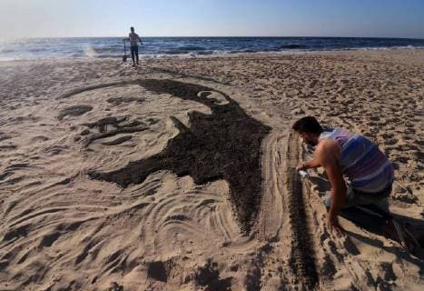 Entertainment Bilder des Tages June 26, 2018 - Gaza City, Gaza Strip, Palestinian Territory - A Palestinian artist Osama Sbeata draws the portrait of Turkish President Recep Tayyip Erdogan on sand to celebrate the results of the Turkish presidential and parliamentary elections on Gaza Sea on June 26, 2018 Gaza City Palestinian Territory - ZUMAap3_ 20180626_zaf_ap3_046 Copyright: xAbedxAbuxRyashx