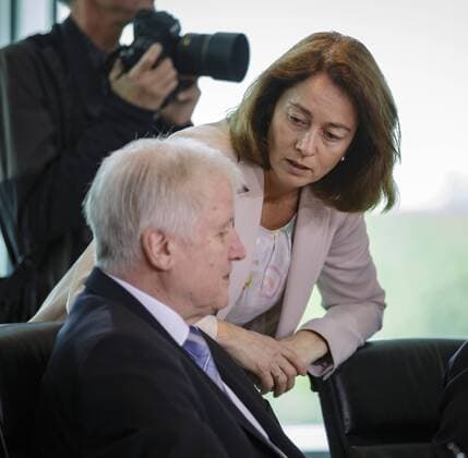 News Bilder des Tages Bundesjustizministerin Katarina Barley, SPD, (R) und Bundesinnenminister Horst Seehofer, CSU, (L) im Gespraech vor Beginn einer Kabinettsitzung. Berlin, 27.06.2018. Berlin Deutschland *** Federal Minister of Justice Katarina Barley SPD R and Federal Interior Minister Horst Seehofer CSU L in conversation before the start of a cabinet meeting Berlin 27 06 2018 Berlin Germany Copyright: xJaninexSchmitz photothek.netx
